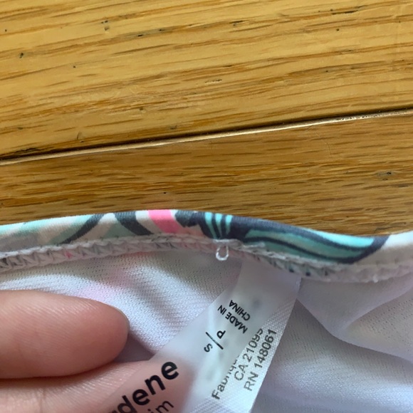 One bathing suit set and another pair of bottoms - Picture 2 of 9